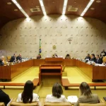 Sessão plenária em tribunal superior com magistrados reunidos para julgamento institucional