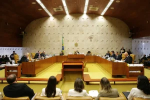 Sessão plenária em tribunal superior com magistrados reunidos para julgamento institucional