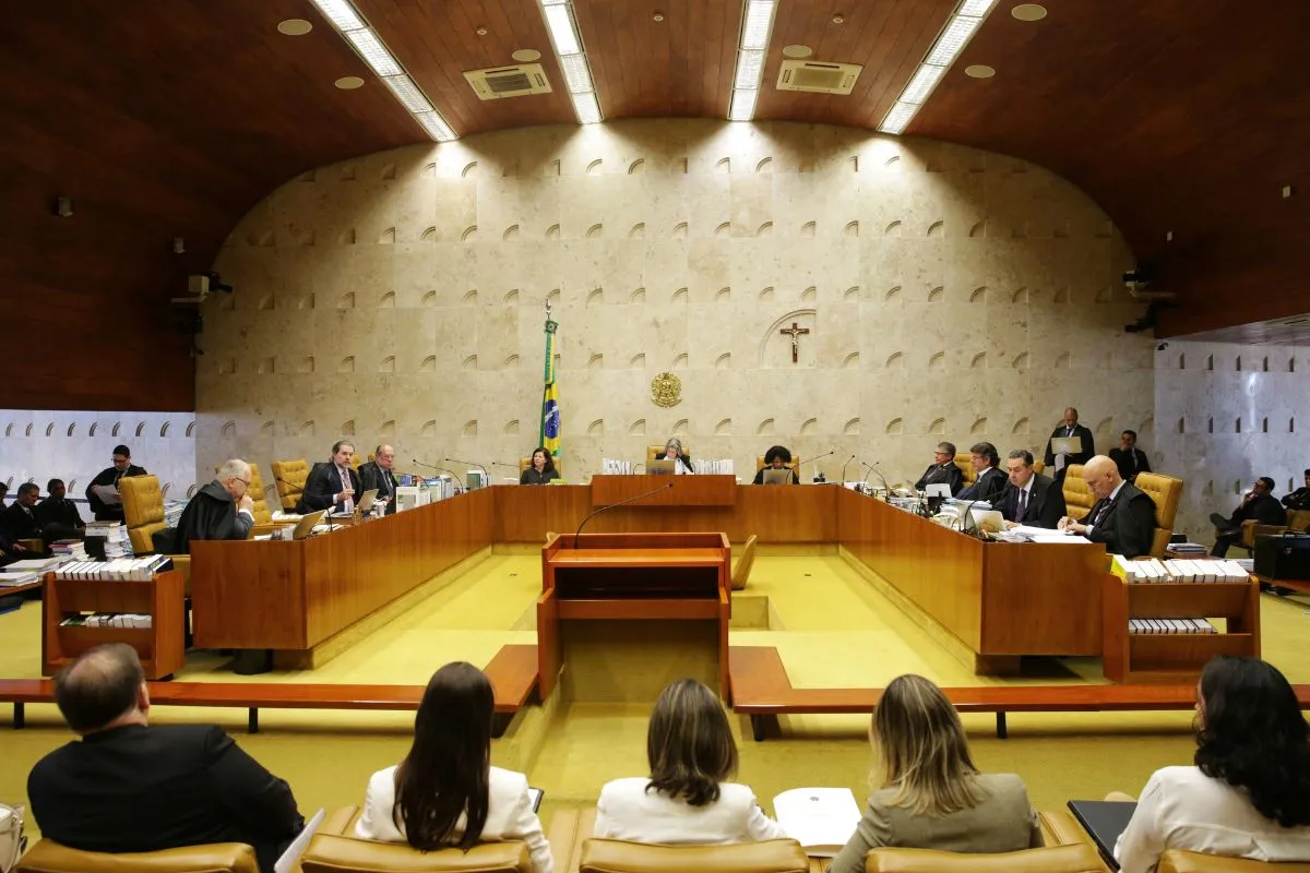 Sessão plenária em tribunal superior com magistrados reunidos para julgamento institucional