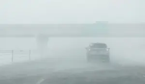 Whiteout, a 'escuridão branca' em Dakota do Sul, em dezembro de 2022; a visibilidade é zero em todas as direções, perdendo-se qualquer referência | Foto: Reprodução/FoxWheater/YT