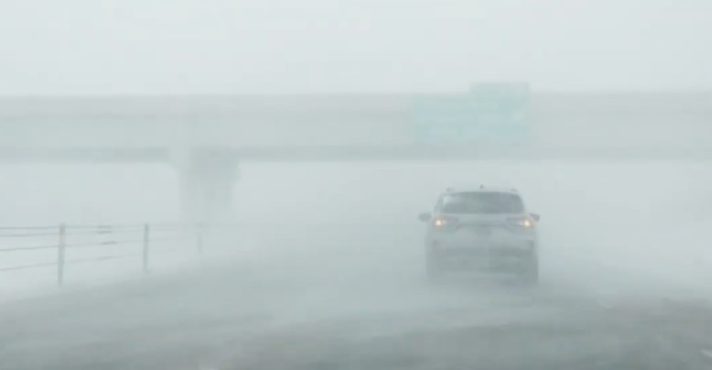 Whiteout, a 'escuridão branca' em Dakota do Sul, em dezembro de 2022; a visibilidade é zero em todas as direções, perdendo-se qualquer referência | Foto: Reprodução/FoxWheater/YT