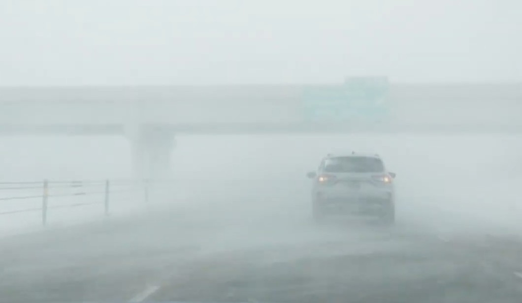 Whiteout, a 'escuridão branca' em Dakota do Sul, em dezembro de 2022; a visibilidade é zero em todas as direções, perdendo-se qualquer referência | Foto: Reprodução/FoxWheater/YT