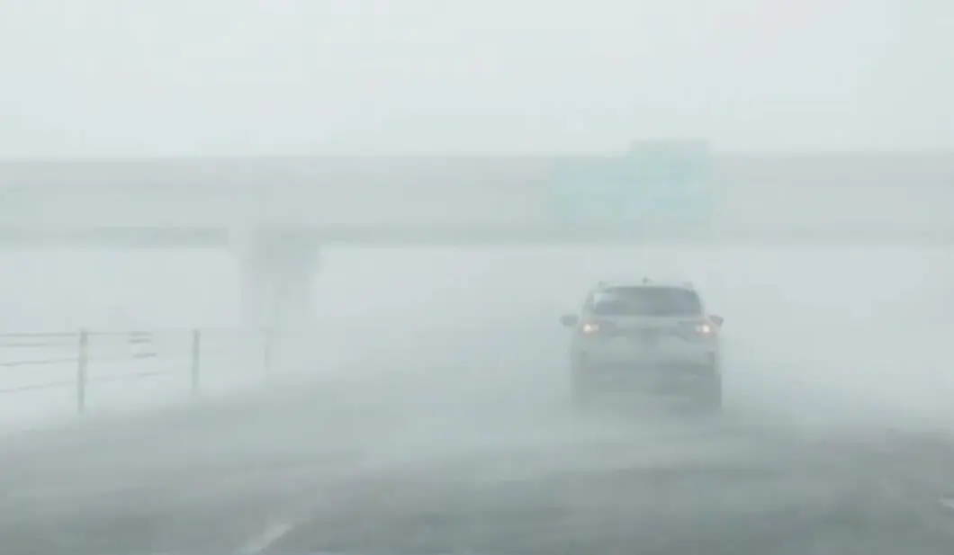 Whiteout, a 'escuridão branca' em Dakota do Sul, em dezembro de 2022; a visibilidade é zero em todas as direções, perdendo-se qualquer referência | Foto: Reprodução/FoxWheater/YT