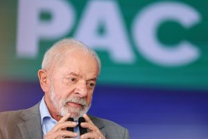Presidente Lula durante discurso em evento do PAC sobre investimentos e infraestrutura no Brasil.