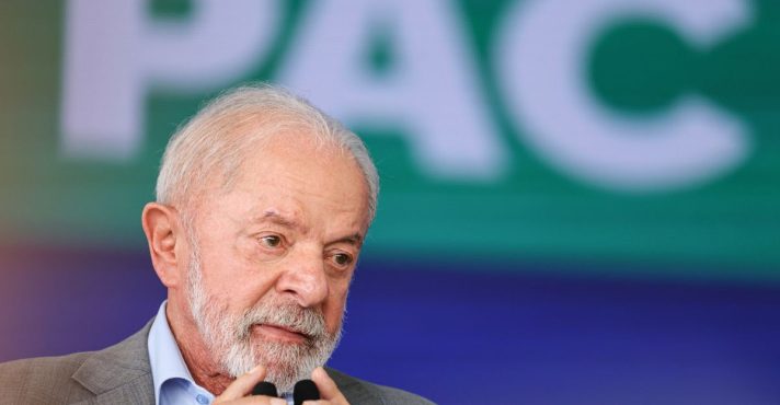 Presidente Lula durante discurso em evento do PAC sobre investimentos e infraestrutura no Brasil.