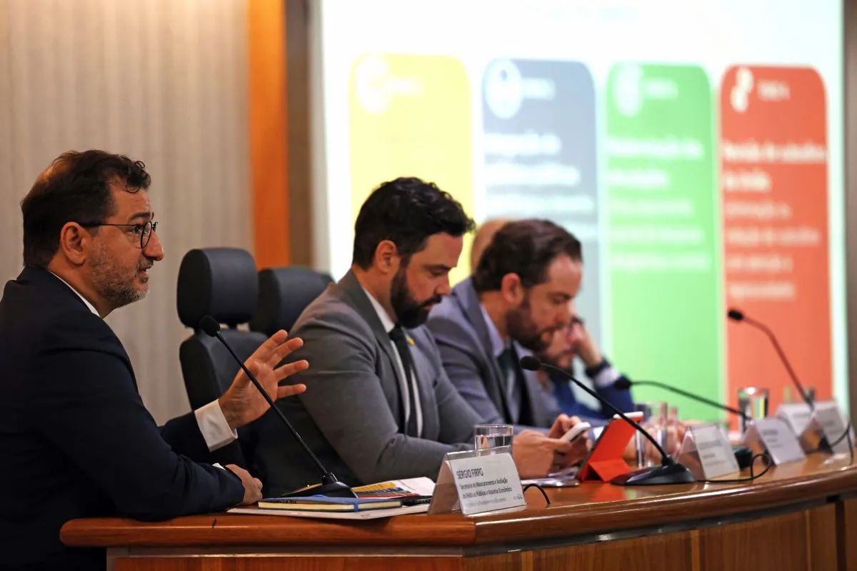 Representantes do governo participam de audiência pública sobre políticas públicas e gestão administrativa em sessão oficial.