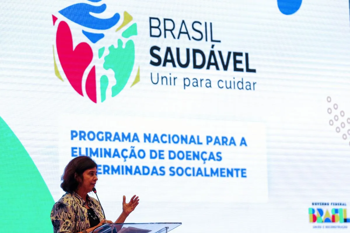 Mulher discursando em evento do programa Brasil Saudável sobre eliminação de doenças determinadas socialmente