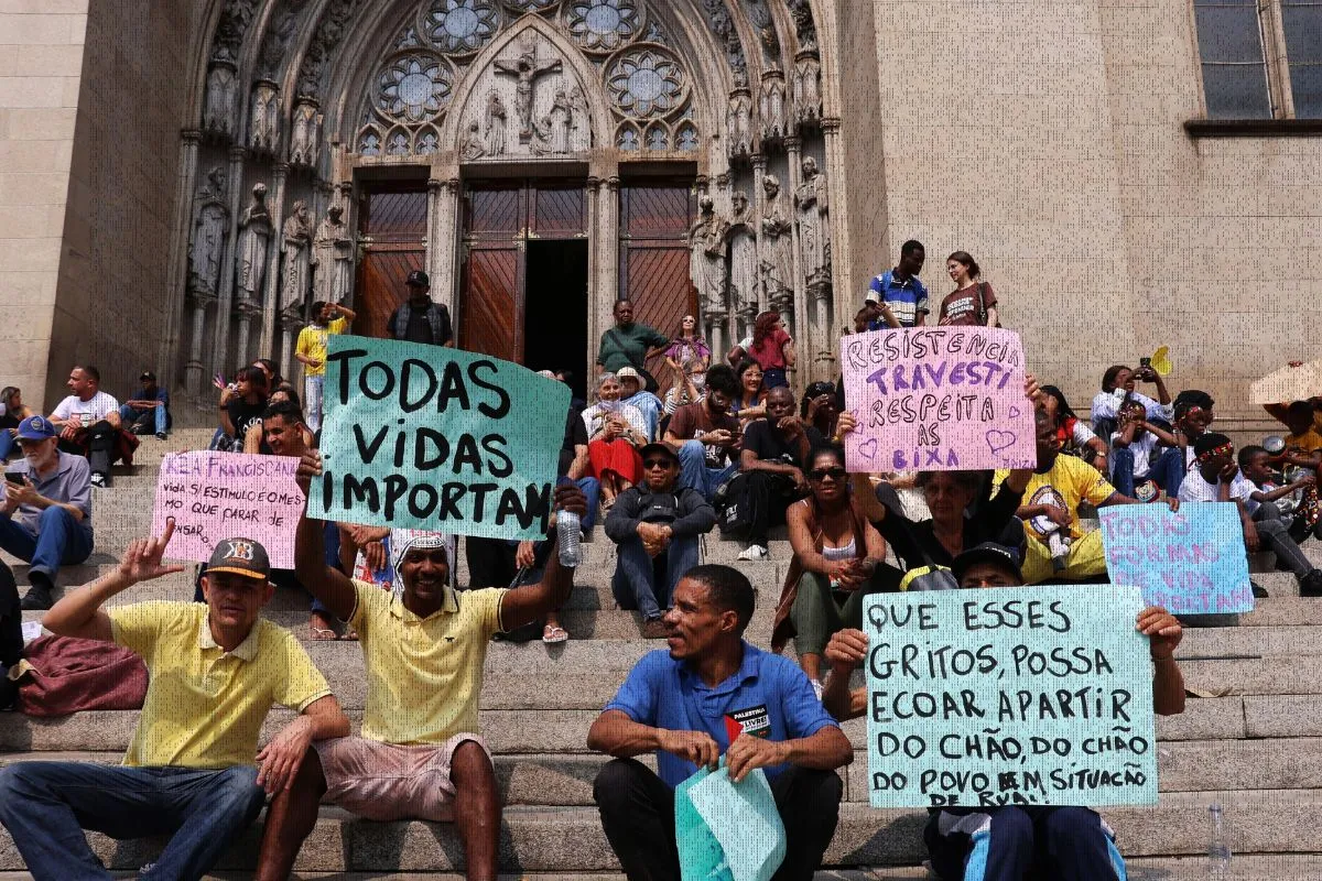 Manifestantes seguram cartazes com mensagens como “Todas as vidas importam” em protesto contra desigualdade social.
