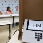 Urna eletrônica exibindo mensagem de voto finalizado durante processo eleitoral