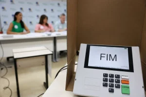 Urna eletrônica exibindo mensagem de voto finalizado durante processo eleitoral