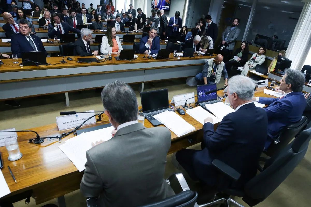 Audiência pública no Senado Federal com senadores e autoridades debatendo projeto em comissão