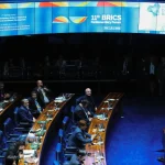 Sessão do Fórum Parlamentar do BRICS no plenário, com autoridades acompanhando debates sobre desenvolvimento econômico