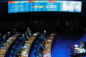 Sessão do Fórum Parlamentar do BRICS no plenário, com autoridades acompanhando debates sobre desenvolvimento econômico