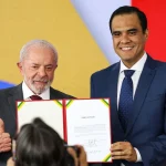 Autoridades federais participam de cerimônia de posse, exibindo termo assinado durante evento oficial do governo brasileiro.