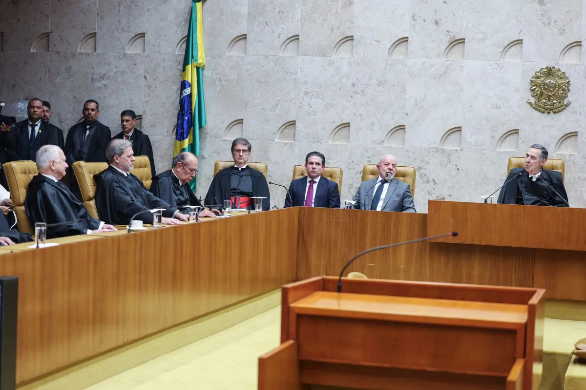 Ministros do Supremo Tribunal Federal reunidos durante sessão de julgamento no plenário do STF, em Brasília.