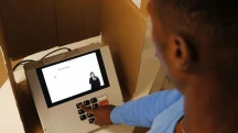 Homem digita número na urna eletrônica durante votação para governador nas eleições brasileiras.