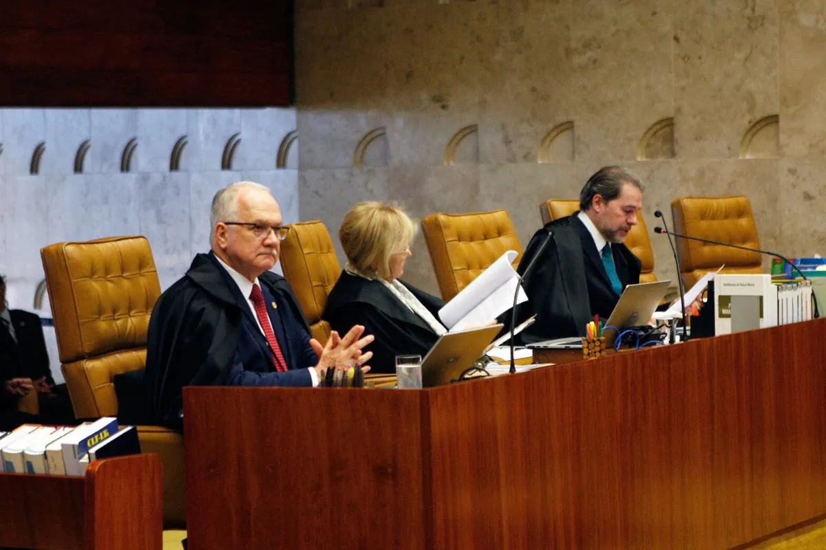 Magistrados reunidos em sessão de julgamento em tribunal superior durante análise de processo