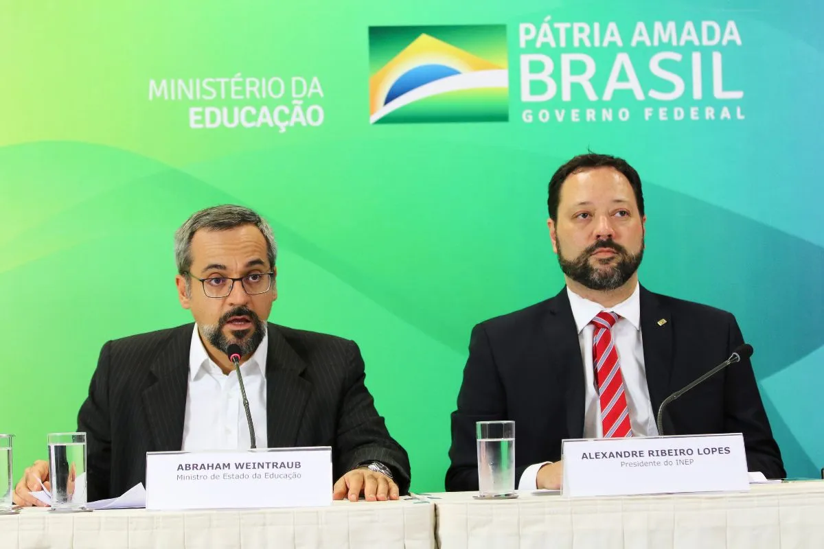 Representantes do Ministério da Educação participam de coletiva de imprensa oficial do Governo Federal, sentados à mesa com microfones e identificação nominal.