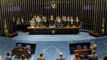 Sessão plenária no Senado Federal com parlamentares em pé durante cerimônia oficial em Brasília