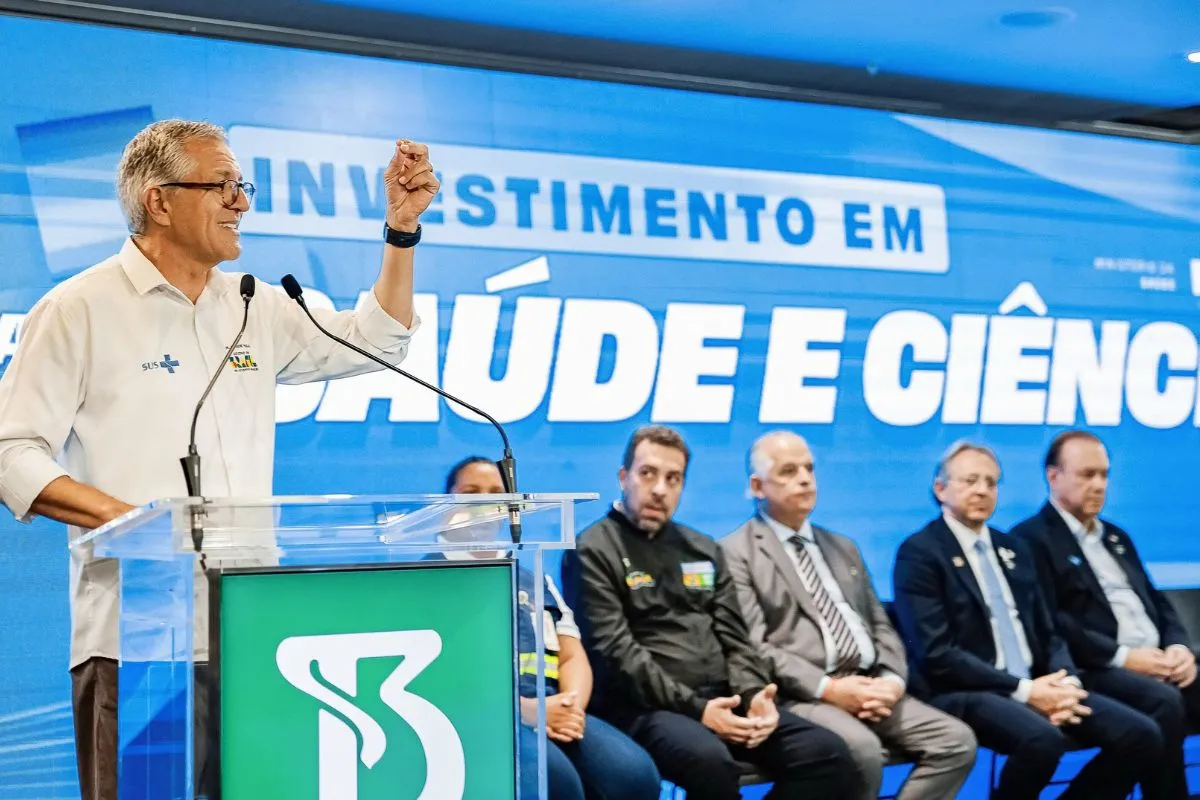 Autoridade discursando sobre investimento em saúde e ciência durante evento institucional no Brasil