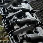 Armas de fogo organizadas em estojos durante operação de segurança pública ou ação de intervenção federal. Paraná