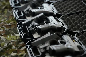 Armas de fogo organizadas em estojos durante operação de segurança pública ou ação de intervenção federal. Paraná