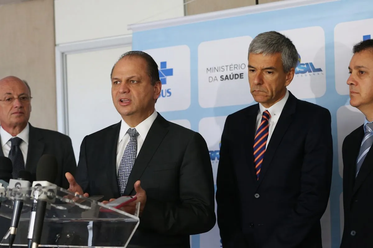 Autoridades do governo federal durante coletiva de imprensa em ambiente institucional
