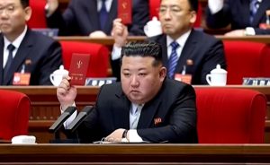 Ditador da Coreia do Norte, Kim Jong-un, ao votar no Congresso do Partido dos Trabalhadores - 22/2/2026 | Foto: Reprodução/Redes sociais