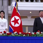O ditador Kim Jong-un e sua filha, supostamente chamada Kim Ju Ae | Foto: Reprodução/KCNA