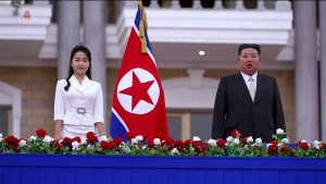 O ditador Kim Jong-un e sua filha, supostamente chamada Kim Ju Ae | Foto: Reprodução/KCNA