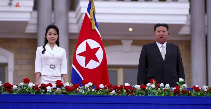O ditador Kim Jong-un e sua filha, supostamente chamada Kim Ju Ae | Foto: Reprodução/KCNA