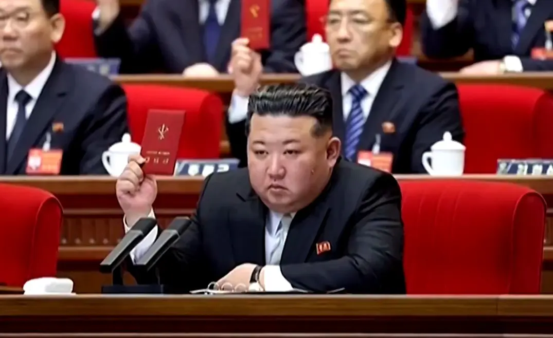Ditador da Coreia do Norte, Kim Jong-un, ao votar no Congresso do Partido dos Trabalhadores - 22/2/2026 | Foto: Reprodução/Redes sociais