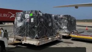 O carregamento de suprimentos médicos chegou ao Aeroporto Internacional Simón Bolívar | Foto: Reprodução/Redes sociais