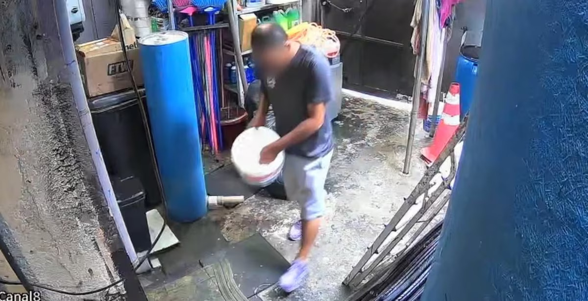 O vídeo mostra o homem preparando uma mistura em um balde; uma fumaça branca sai do recipiente às 13h24 | Foto: Reprodução/Redes sociais