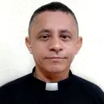padre acusado de transfobia