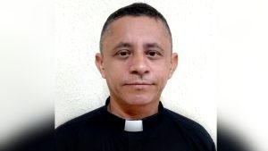 padre acusado de transfobia
