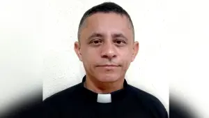 padre acusado de transfobia