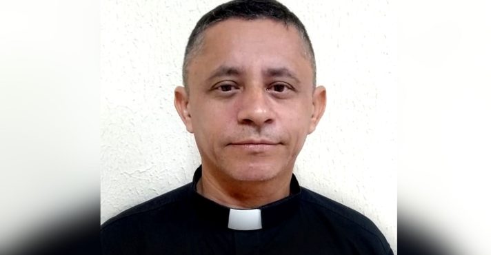 padre acusado de transfobia
