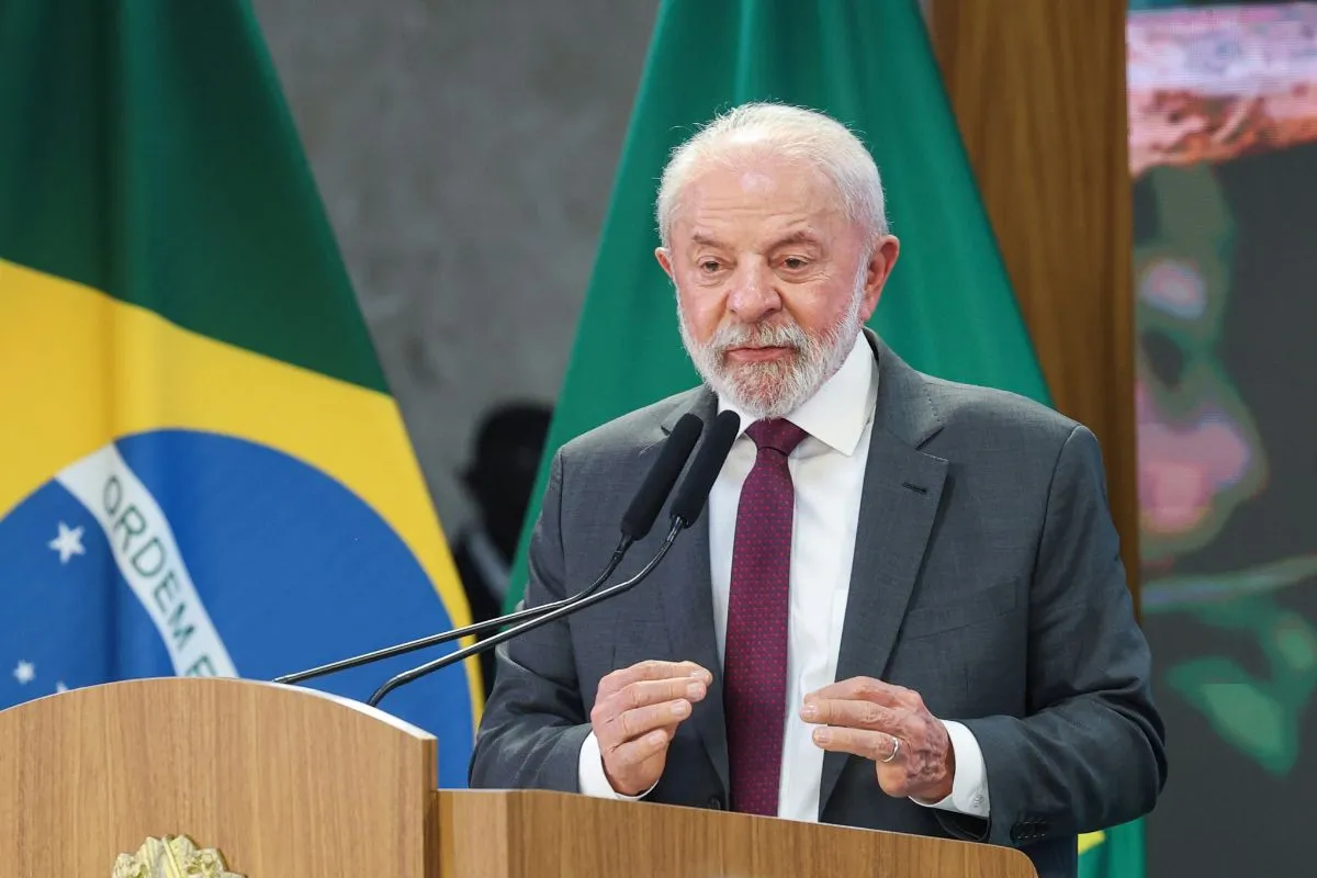Presidente do Brasil realiza pronunciamento oficial em púlpito, com bandeira nacional ao fundo, durante evento institucional.