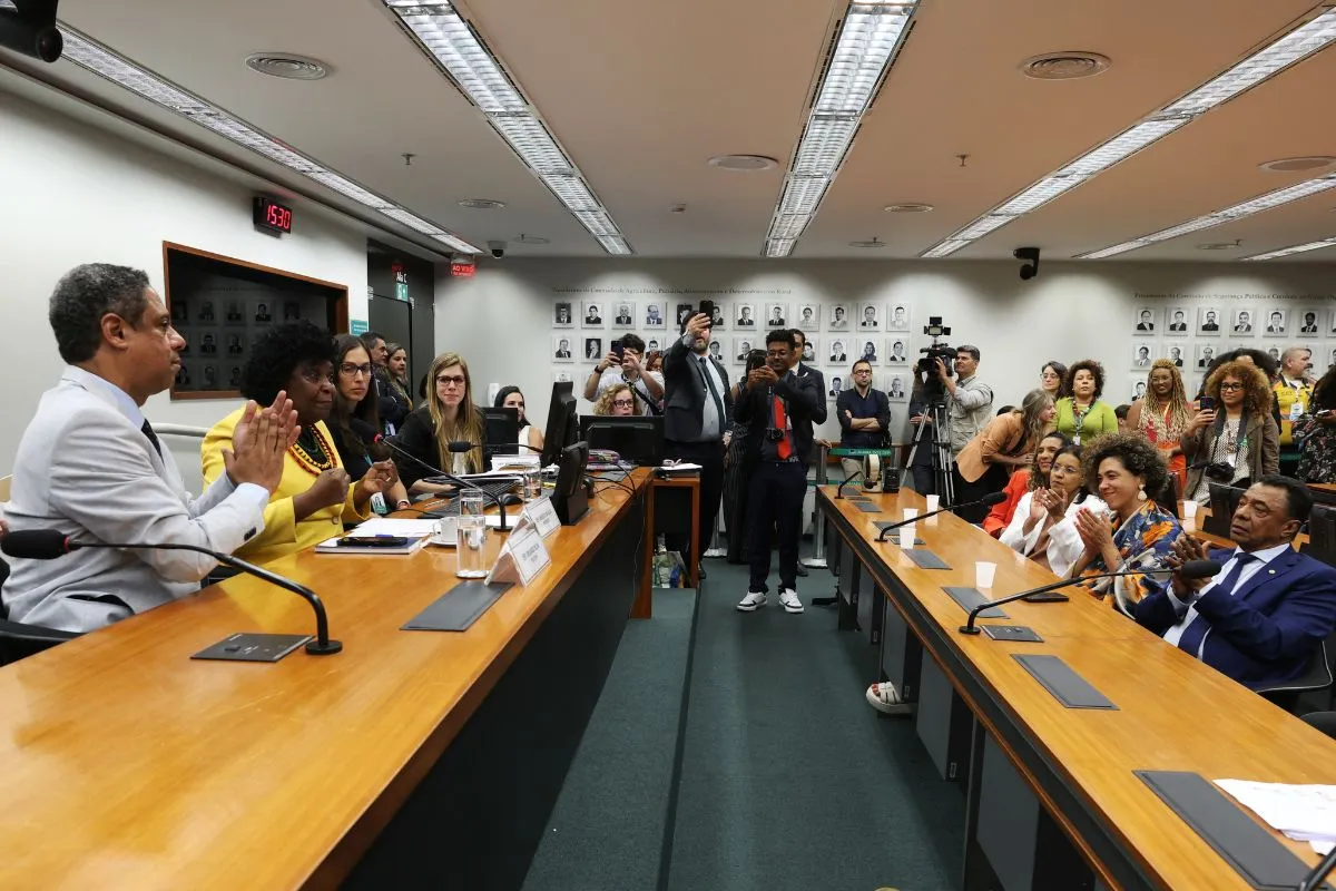 Audiência pública com autoridades e público presente em sessão institucional de debate