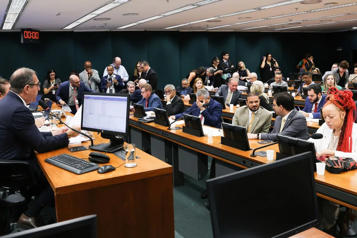 Sessão legislativa com autoridades reunidas em plenário durante debate institucional