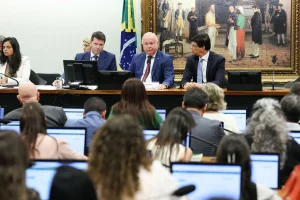 Autoridades reunidas em sessão institucional discutindo portaria ministerial em ambiente oficial