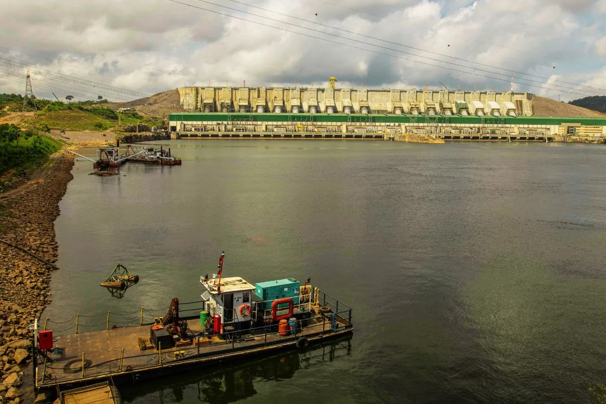 Usina hidrelétrica no Brasil com barragem e reservatório representando geração de energia renovável.