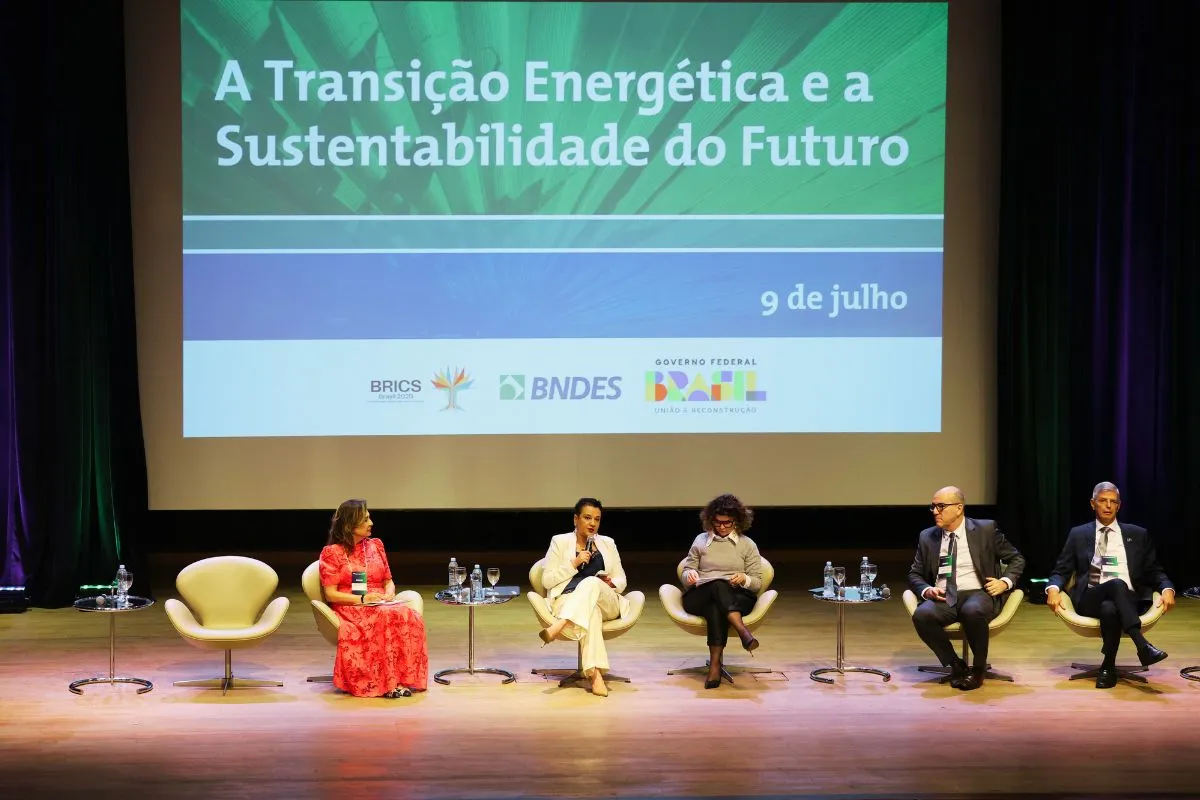 Painel sobre transição energética e sustentabilidade do futuro com autoridades e representantes do BNDES e Governo Federal.