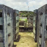 Conjunto de prédios residenciais abandonados representando problemas sociais e déficit habitacional no Brasil
