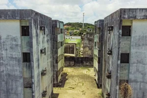 Conjunto de prédios residenciais abandonados representando problemas sociais e déficit habitacional no Brasil