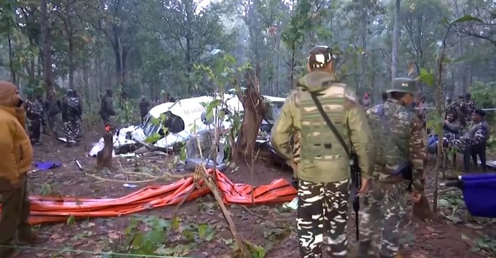 Queda de ambulância aérea na Índia deixa 7 mortos