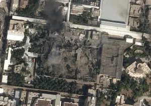 Imagem de satélite de complexo de Khamenei destruído em Teerã - 28/2/2026 | Foto: Reprodução/X/@trbrtc