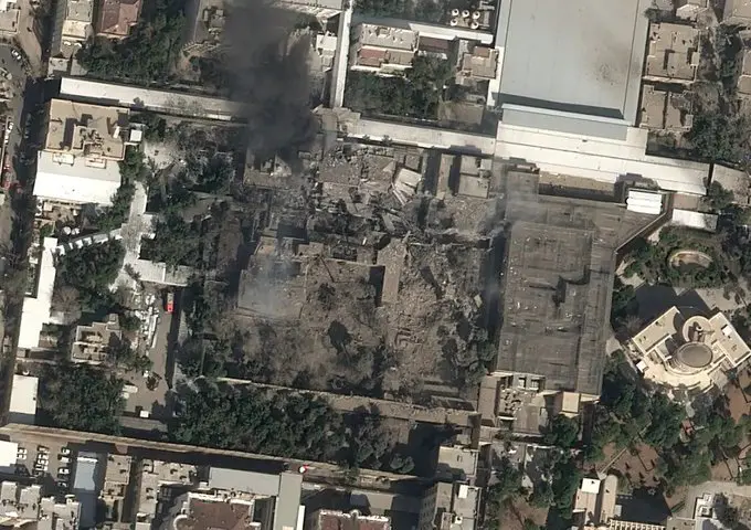 Imagem de satélite de complexo de Khamenei destruído em Teerã - 28/2/2026 | Foto: Reprodução/X/@trbrtc