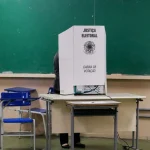 Cabine de votação da Justiça Eleitoral instalada em sala de aula usada como seção eleitoral no Brasil.